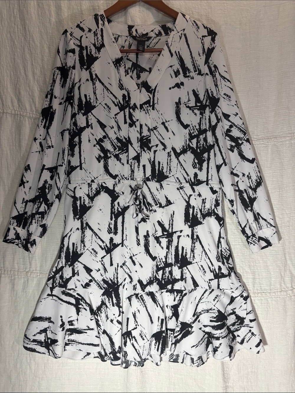 White House Black Market Black & White Abstract Long-Sleeve V-Neck Dress